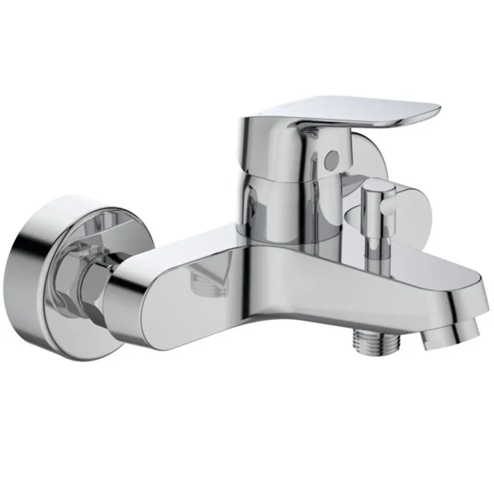 Chromfarbene Badarmatur von Ideal Standard mit einem einhebeligen Design und seitlichem Auslauf. Kompakte Form für Badezimmeranwendungen.